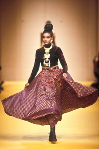 ChristianLacroix1988WomenFW51.thumb.jpg.c482359c122a89976345c81a3a18e95e.jpg