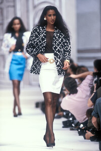 Christian_Dior_SS1989_Sonia_Cole_01.thumb.jpg.90896f2db395b251267184372d65a003.jpg