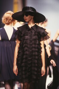 Christian_Lacroix_SS1989_Carine.thumb.jpg.9a0e579ec16c84e842094157eb3c28bb.jpg