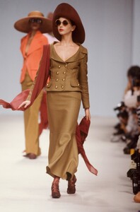 Christian_Lacroix_SS1989_Carine_Pietri.jpg