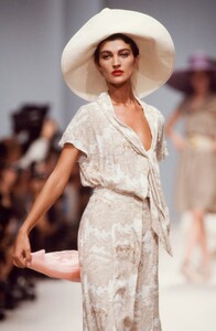 Christian_Lacroix_SS1989_Claire_Atkinson_04.jpg
