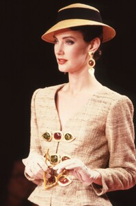 Christian_Lacroix_SS1989_HC_Cathy_Gallagher_02.jpg