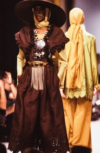 Christian_Lacroix_SS1989_Roshumba_02.jpg