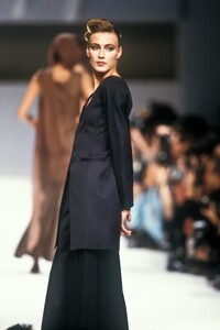 Claude Montana 1989 Women RTW 33.jpg