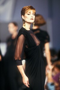 ClaudeMontana1989WomenRTW51.thumb.jpg.e3416f4b7434d6079a01b6c7a945976b.jpg