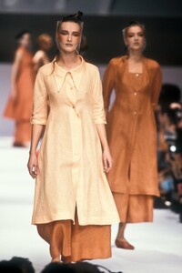 Claude Montana 1989 Women RTW 64.jpg