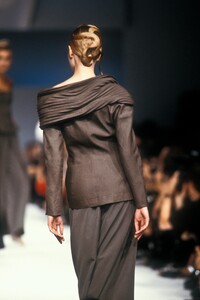 Claude Montana 1989 Women RTW 71.jpg