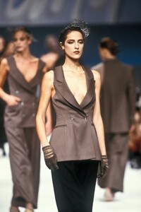Claude Montana 1989 Women RTW 73.jpg