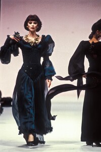 Emanuel Ungaro 1989 Haute Couture 77.jpg