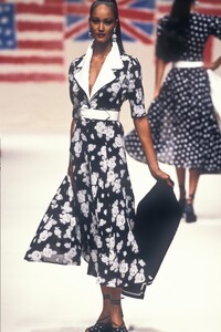 EmanuelUngaro1995WomenSS12.thumb.jpg.1a231bf05bacfaa698ea562545193eb4.jpg