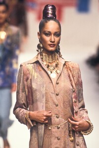 EmanuelUngaro1995WomenSS18.thumb.jpg.0cf59c8c1069ec124d1234fc78c699df.jpg