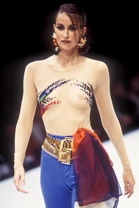 GianfrancoFerre1993WomenRTW188.thumb.jpg.5a1cdef6ce2531f52716f1e0b4c19f39.jpg