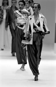 Gianfranco_Ferre_SS1989_Dalma_04.thumb.jpg.fb5599a8932aa93bd08e91738b0a633b.jpg