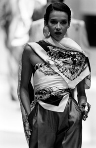 Gianfranco_Ferre_SS1989_Dalma_06.thumb.jpg.2a343a397eec3974c1a0624a0925cdc9.jpg
