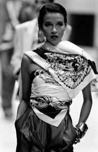 Gianfranco_Ferre_SS1989_Dalma_07.thumb.jpg.267705200a3d500639dd0b7a4b40883a.jpg