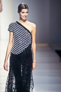 GiorgioArmani1993WomenRTW90.thumb.jpg.70bb49dcdceeeed69c67fa61ac3426d9.jpg