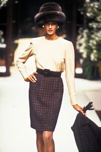 Givenchy1994HauteCoutureFW43.thumb.jpg.4e3fd68faac0b1e1d3e34791e863fa26.jpg