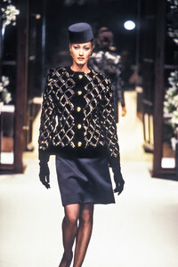 Givenchy1994HauteCoutureFW47.thumb.jpg.68e0dae4f3a87c4ad25ae57af066056b.jpg