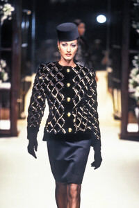 Givenchy1994HauteCoutureFW48.thumb.jpg.d84443227d244d277a872f9fbeae9624.jpg