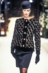 Givenchy1994HauteCoutureFW49.thumb.jpg.65bbd82a3a7f8069d8f0de2f38009189.jpg