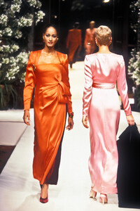 Givenchy1994HauteCoutureFW52.thumb.jpg.adc327a8535a75a9ea3011ae704e3256.jpg
