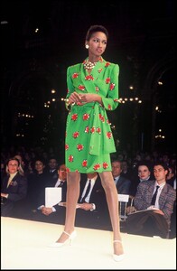 GivenchyHCSS1989Katoucha02.thumb.jpg.a2220b48268e83e4120282804f16c394.jpg