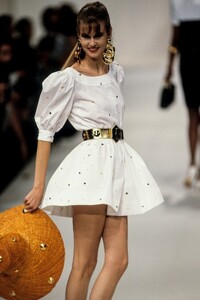 GivenchySS1991RTW.thumb.jpg.66c6f33b1853f9ab89bd298cfc442946.jpg
