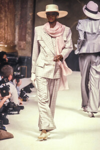 Jean-Louis Scherrer HC SS 1989 01.jpg