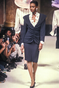 Jean-Louis Scherrer HC SS 1989 04.jpg