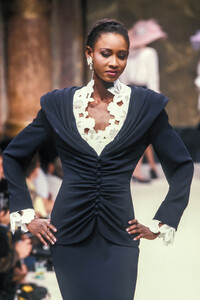 Jean-Louis Scherrer HC SS 1989 05.jpg