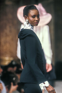 Jean-Louis Scherrer HC SS 1989 06.jpg