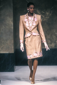 Jean-Louis Scherrer HC SS 1989 07.jpg