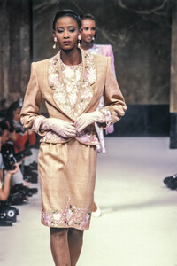 Jean-Louis Scherrer HC SS 1989 08.jpg