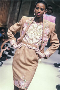 Jean-Louis Scherrer HC SS 1989 09.jpg