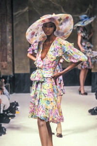 Jean-Louis Scherrer HC SS 1989 11.jpg