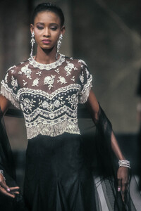 Jean-Louis Scherrer HC SS 1989 16.jpg