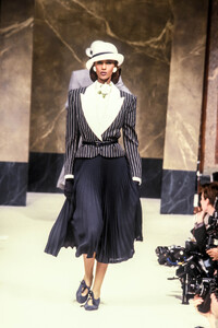 Jean-Louis Scherrer HC SS 1989 Iman 01.jpg