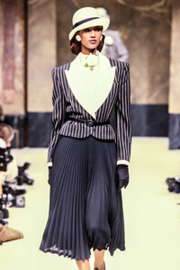 Jean-Louis Scherrer HC SS 1989 Iman 02.jpg