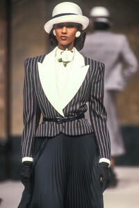 Jean-Louis Scherrer HC SS 1989 Iman 03.jpg
