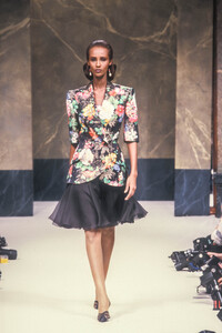 Jean-Louis Scherrer HC SS 1989 Iman 04.jpg
