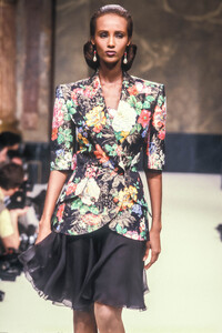 Jean-Louis Scherrer HC SS 1989 Iman 06.jpg