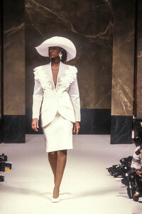 Jean-Louis Scherrer HC SS 1989 Iman 09.jpg