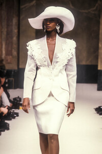 Jean-Louis Scherrer HC SS 1989 Iman 10.jpg
