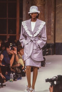 Jean-Louis Scherrer HC SS 1989 Iman 18.jpg