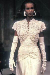 Jean-Louis Scherrer HC SS 1989 Iman 21.jpg
