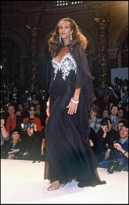 Jean-Louis Scherrer HC SS 1989 Iman 23.jpg