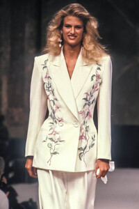 Jean-Louis Scherrer HC SS 1989 Laetitia 01.jpg