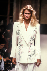 Jean-Louis Scherrer HC SS 1989 Laetitia 02.jpg
