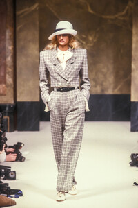 Jean-Louis Scherrer HC SS 1989 Laetitia 03.jpg