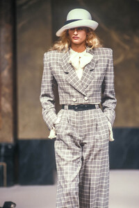 Jean-Louis Scherrer HC SS 1989 Laetitia 05.jpg